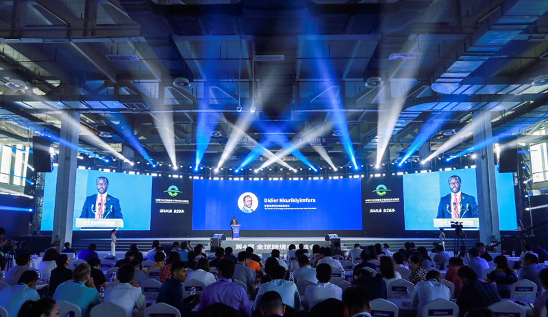 捷配董事長(zhǎng)周邦兵出席第四屆全球跨境電商峰會(huì) 捷配董事長(zhǎng)周邦兵出席第四屆全球跨境電商峰會(huì)